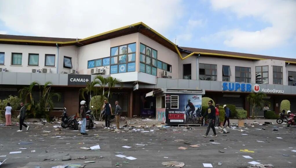 官方在念稿,暴徒在狂欢,马达加斯加的华人老板却在"氪金"保命