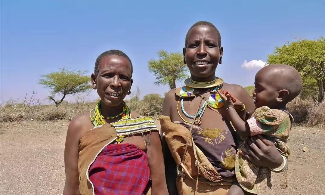 非洲某部落用树叶遮身,男人肌肉发达,女人蹲地分娩
