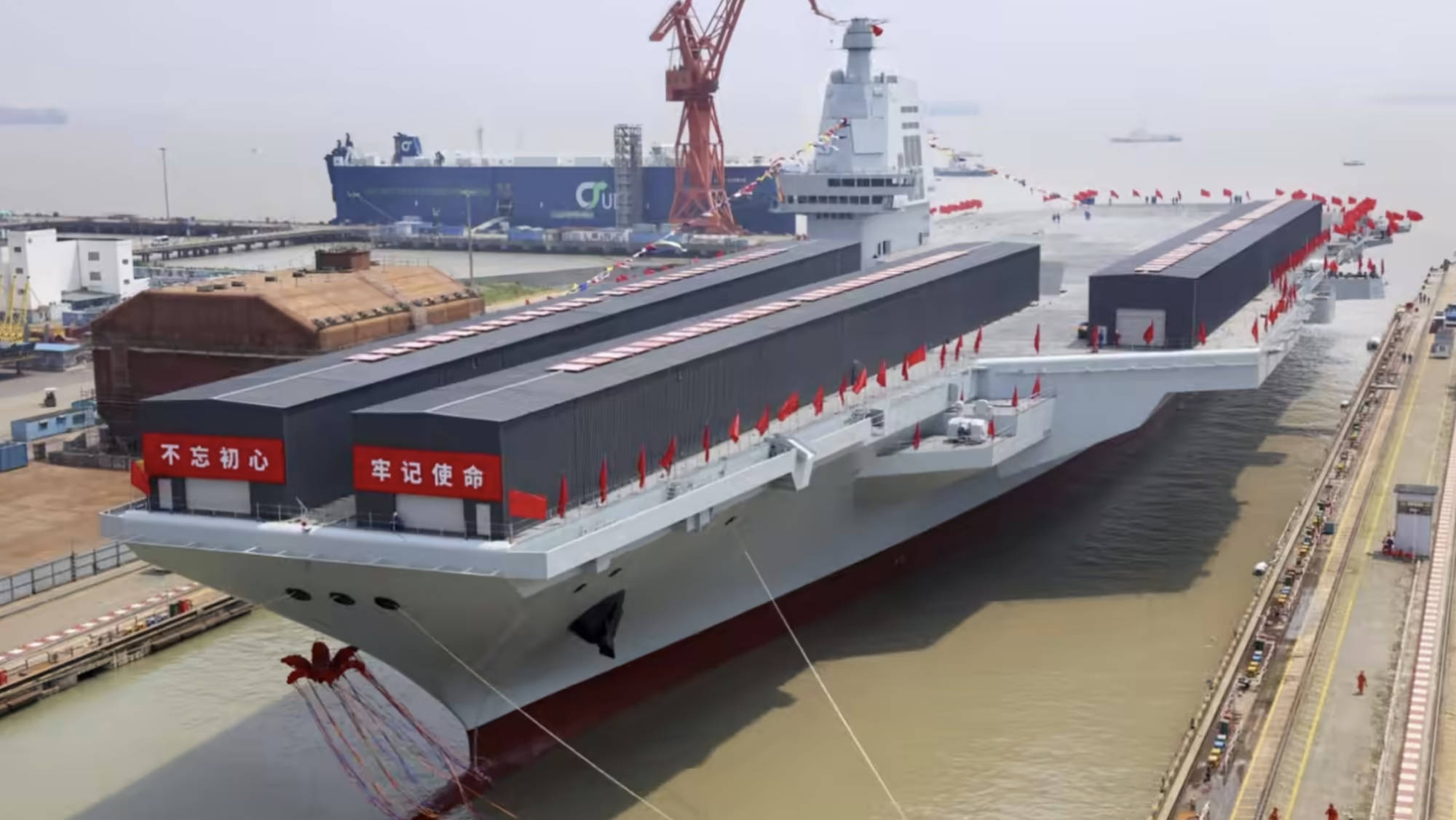 12 万吨核动力巨舰成型!004 航母主体合拢,2026 下水 2030 服役