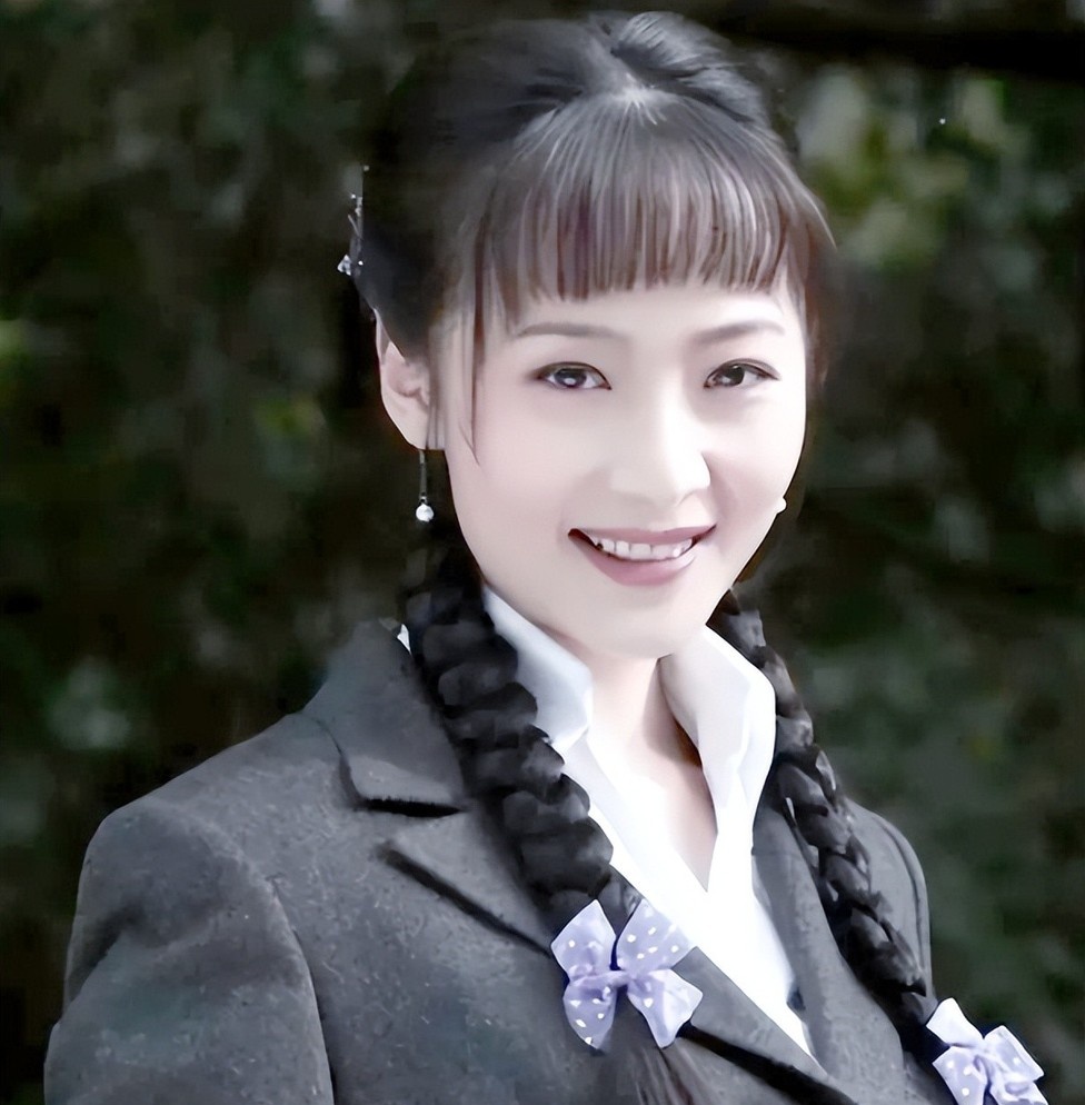 2014塌房,2015结婚,2025举杯,曲栅栅逆风相守十年,终于等来自己的高光