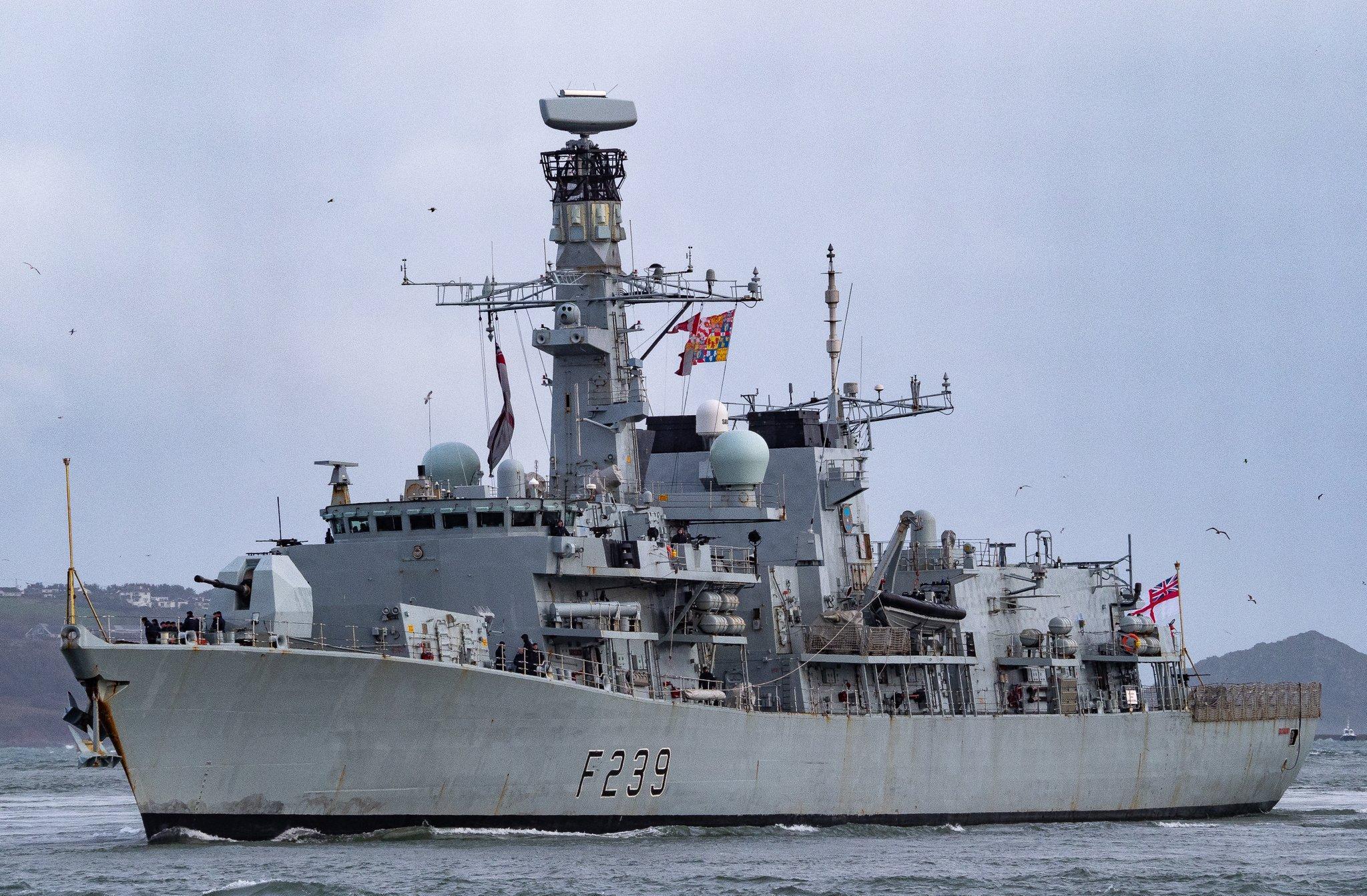 英美舰队闯台海放狠话,中方直升机群急降1100米硬刚,局势瞬间紧张!