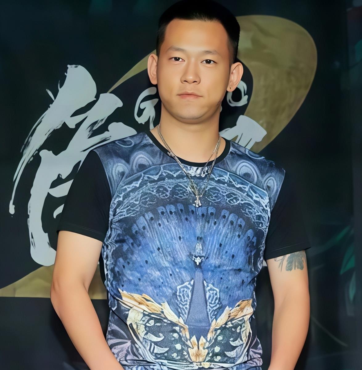 又一男艺人去世年仅五十岁曾因勒索罪被判死刑早年成名