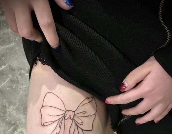 美女大腿内侧纹身真的不怕疼也不尴尬吗