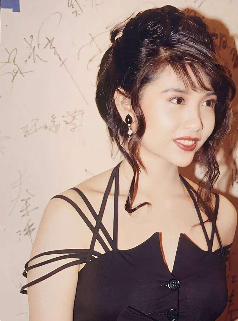 57岁邱淑贞近照状态惊艳,丸子头减龄似37岁,坚持自然优雅老去