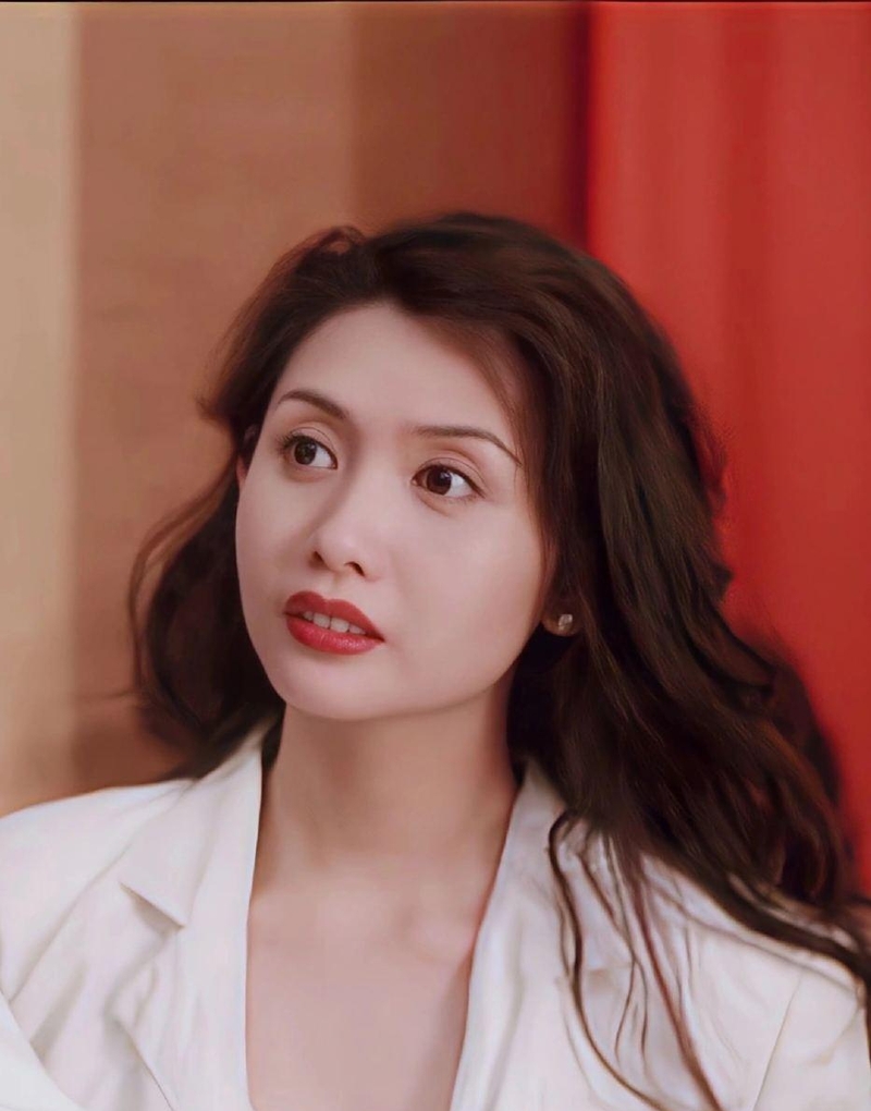 57岁邱淑贞近照状态惊艳,丸子头减龄似37岁,坚持自然优雅老去