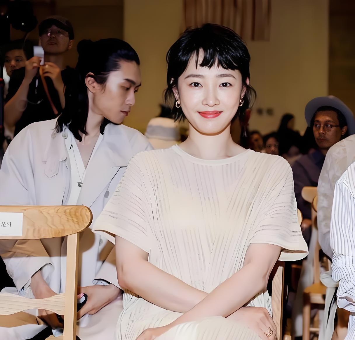 白百何剪了个狗啃式刘海,这造型一出来超有个性,直接美上热搜