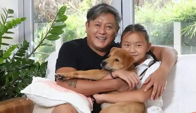 魏骏杰现状:定居杭州,身材肥胖成油腻大叔,和女儿相依为命