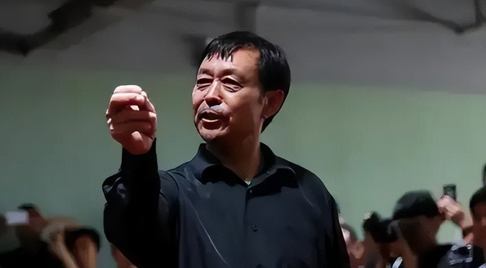 央视严厉批评被一拳击倒的传统武术大师马保国,现今声誉再度逆转