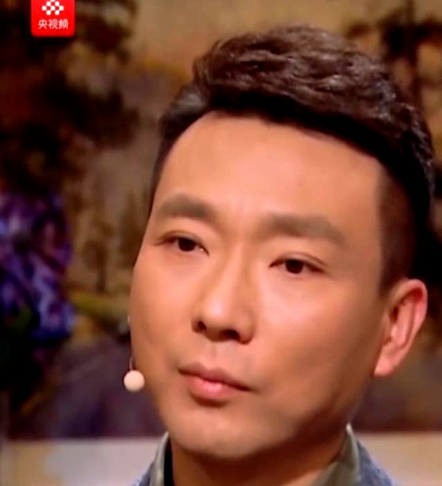 康辉泪洒现场,撒贝宁哽咽难忍,尼格买提泪流不止,父母成一生遗憾