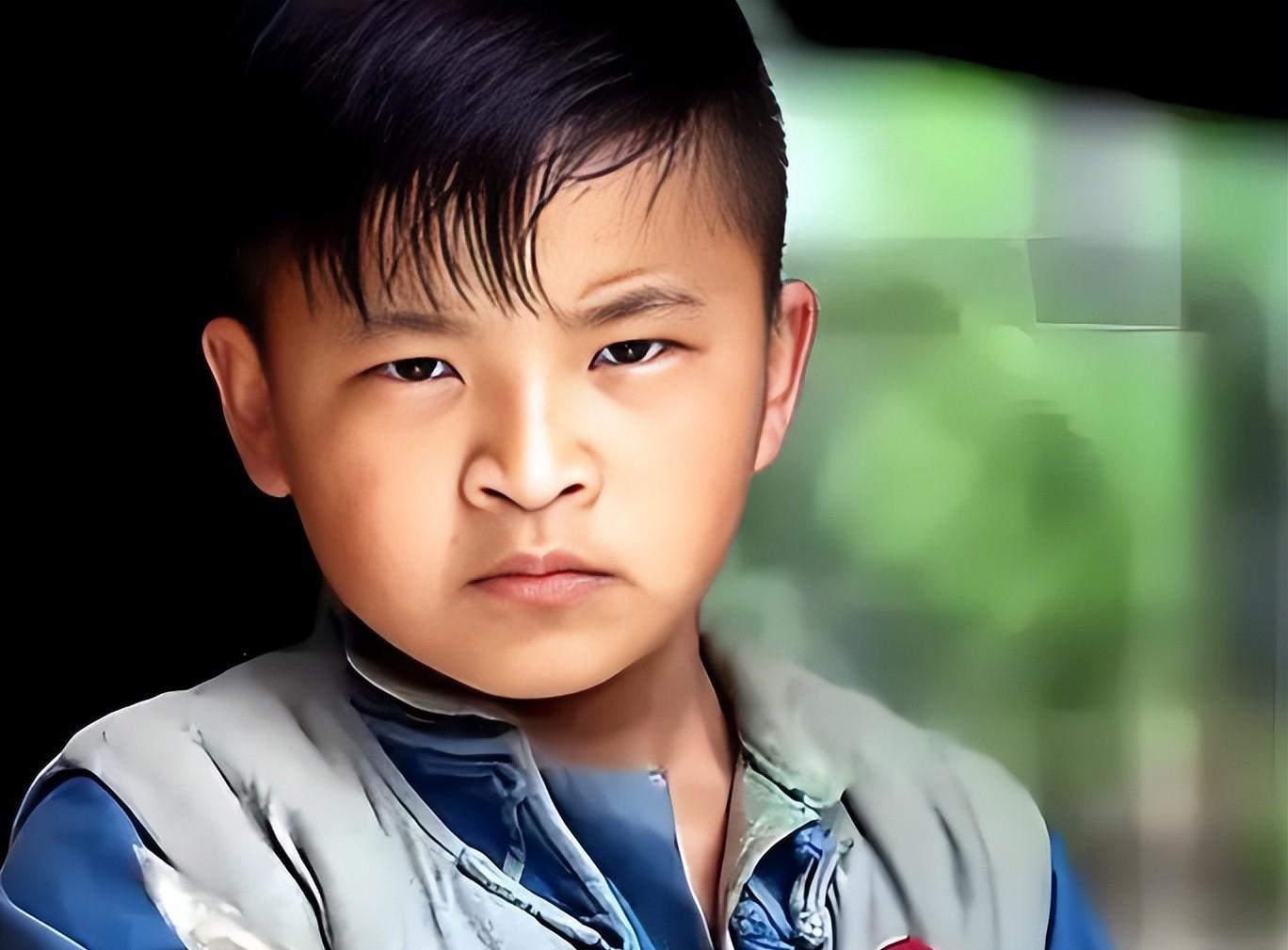 曾被姚明搂抱参加奥运的抗震少年,立志考入清华,如今生活如何?