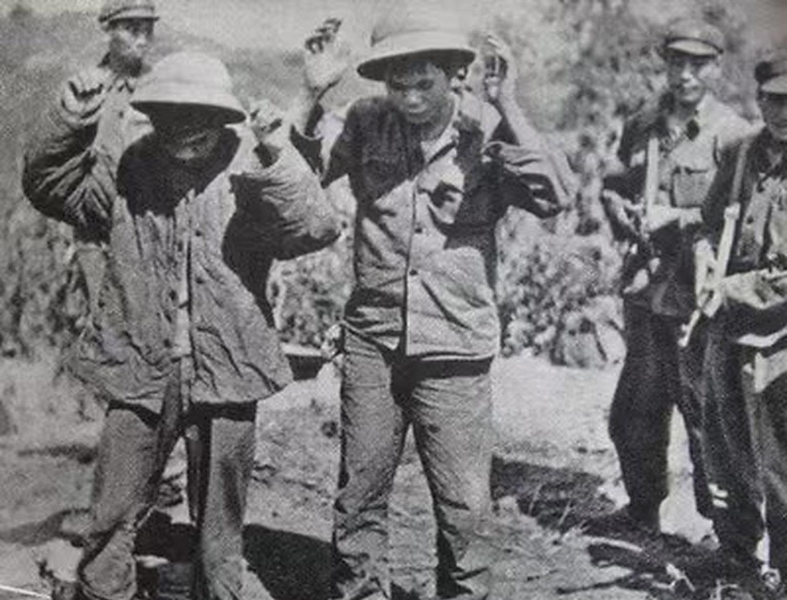 1979年黄招强护送伤员撤退时发现异常,一个举动拯救了队伍