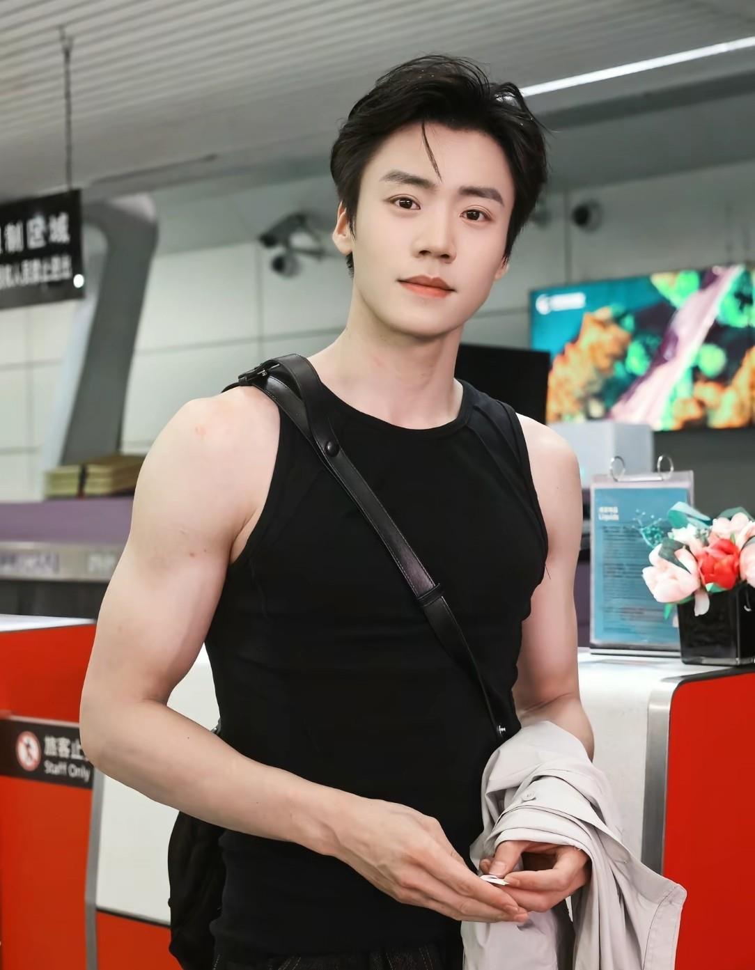 在刘萧旭之后,又一位男演员走红,他虽外貌普通,但身材十分迷人