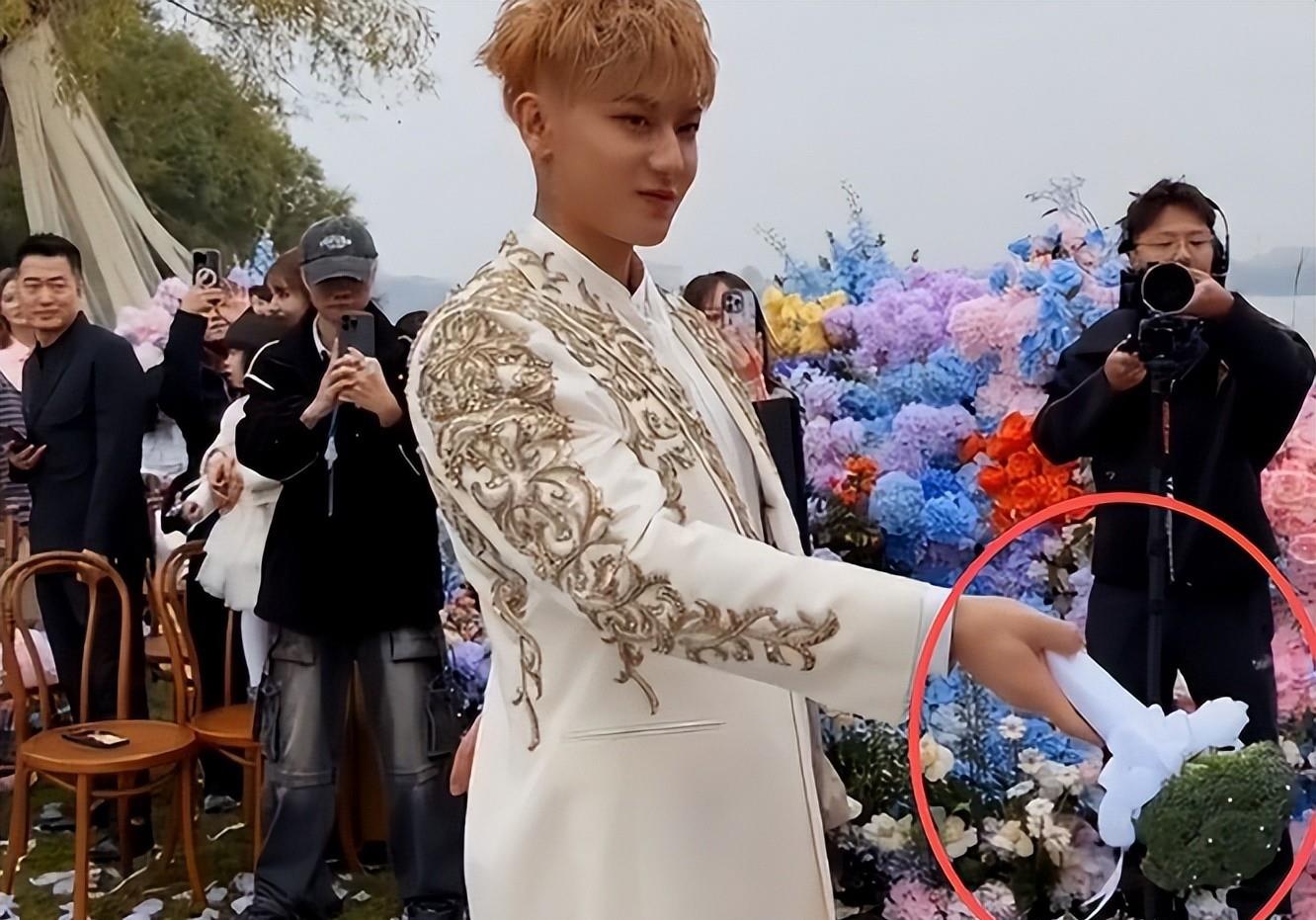 黄子韬盛大婚礼,徐艺洋佩戴五百克戒指,黄子韬突现尴尬反应