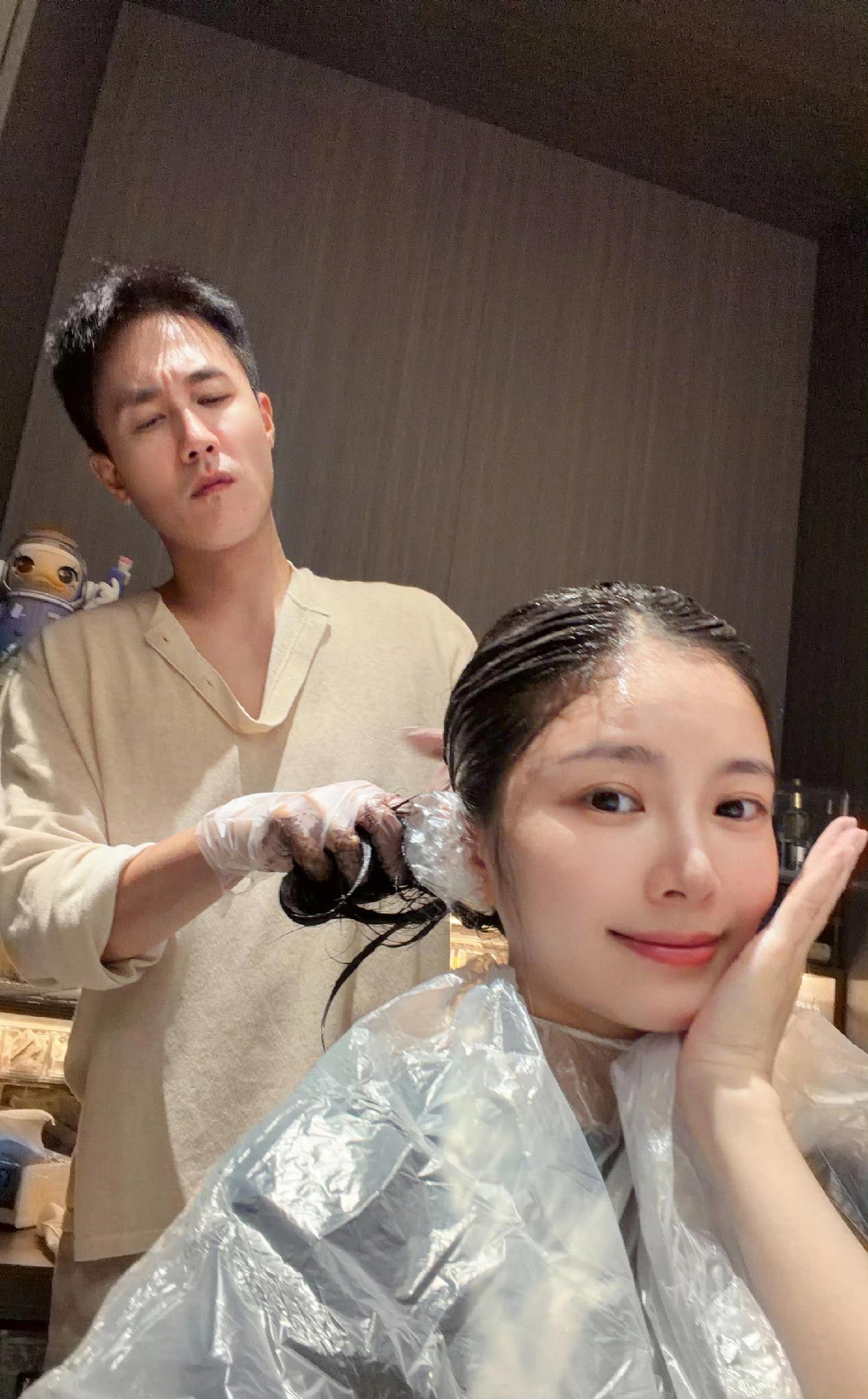 杜淳在家为妻换新发色王灿晒美照炫恩爱黑长直发美得令人惊叹