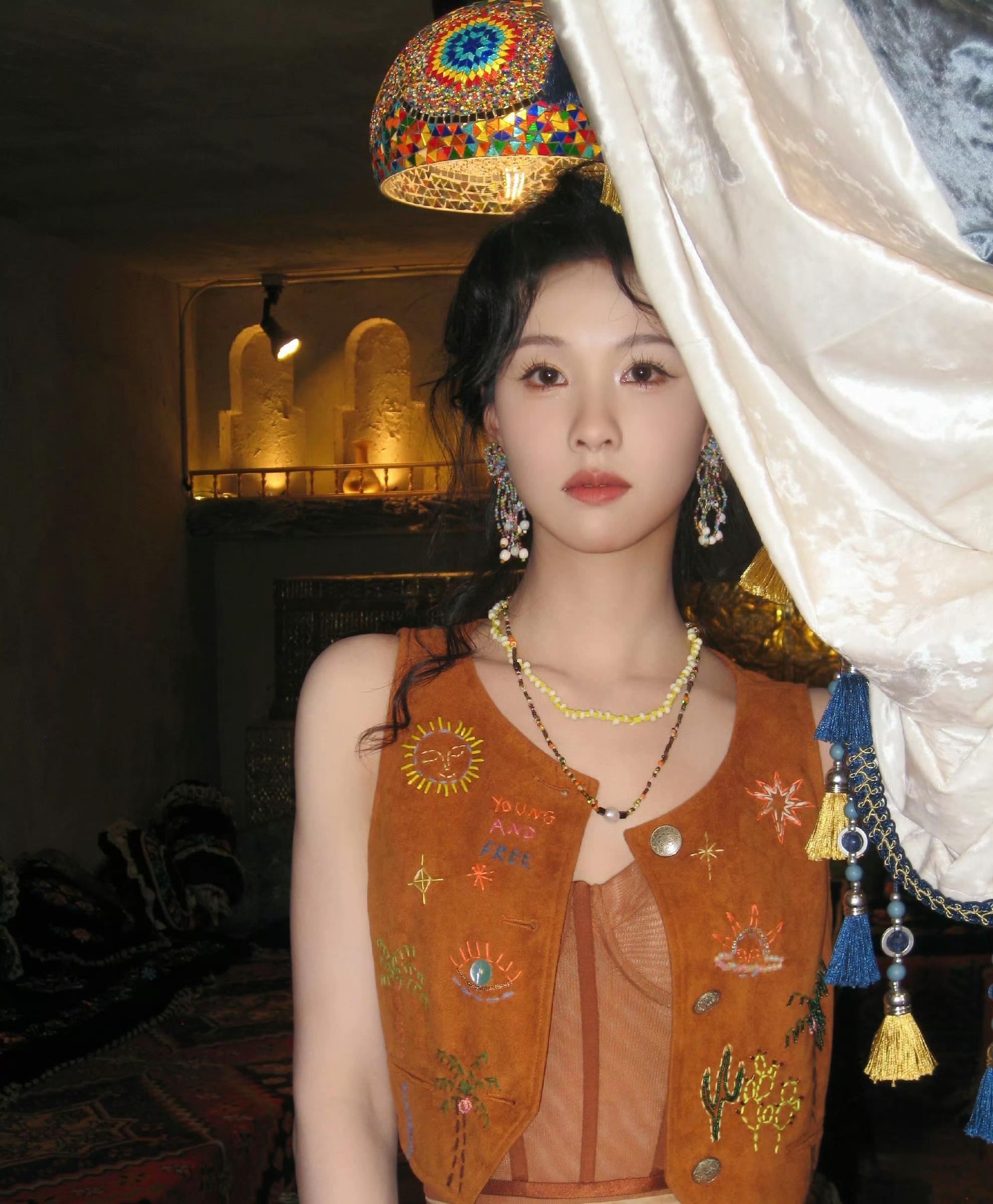 陈都灵生日照曝光穿亮片绿裙像仙女清冷又明媚