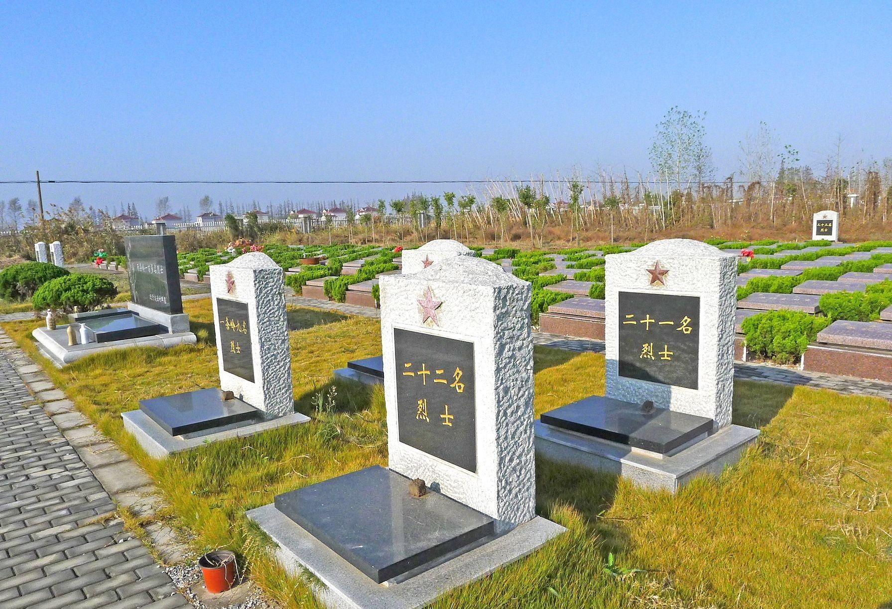 她23岁英勇牺牲,初恋痴情守墓终生未婚,弟弟苦寻多年终找到墓前痛哭