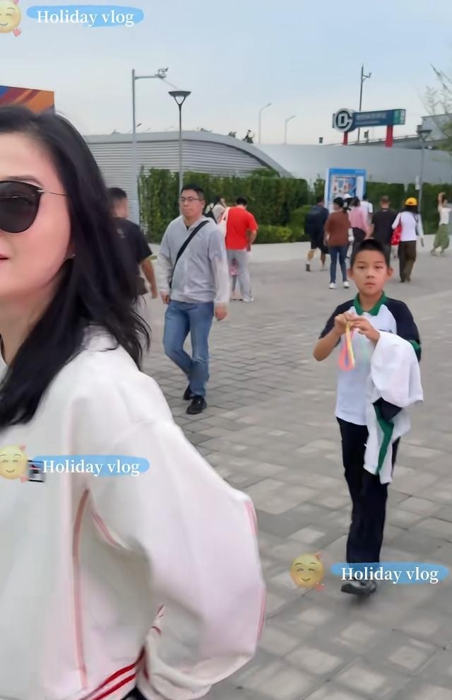 梅婷与曾剑夫妇携子女观战网球赛,快快剪新发型,阳阳神态酷似爸爸