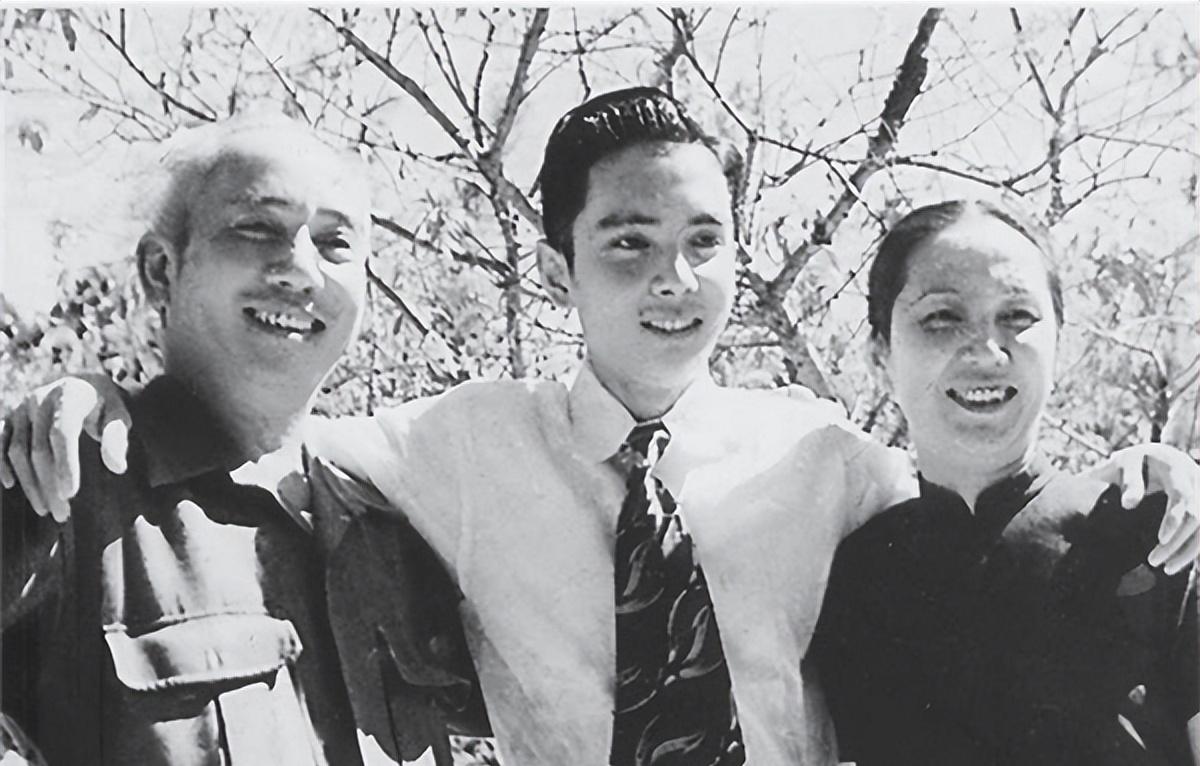 深夜回家遭妻拒之门外,37岁黎铿公园徘徊片刻,最终投湖轻生