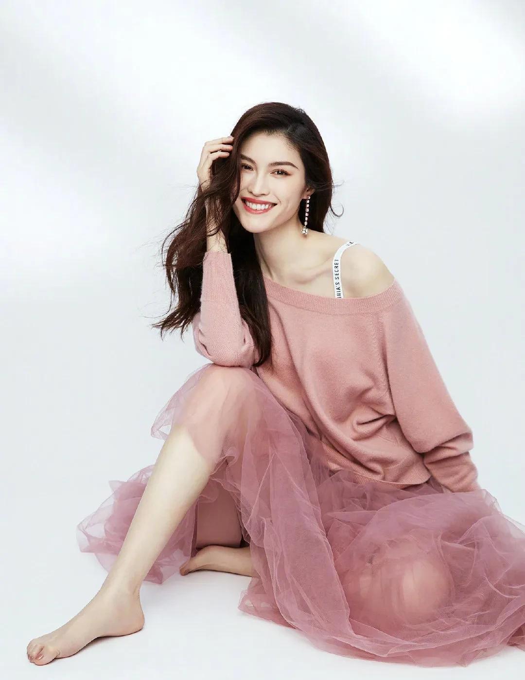 超模何穗产后首亮相!丈夫陈伟霆怀抱儿子合影,三口之家温馨满溢