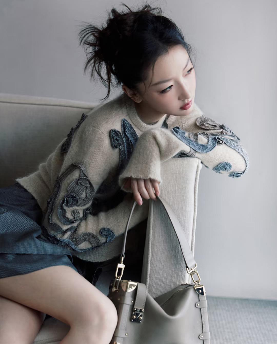 周冬雨出席奢侈品牌活动,抱小黄鸭搞笑自拍,脸部线条更瘦更紧致