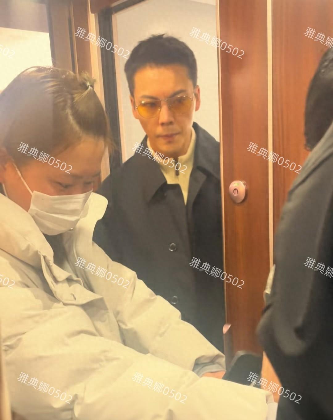 高铁偶遇陈伟霆短发茶色墨镜气场十足沈阳南站粉丝互动展现港星随和