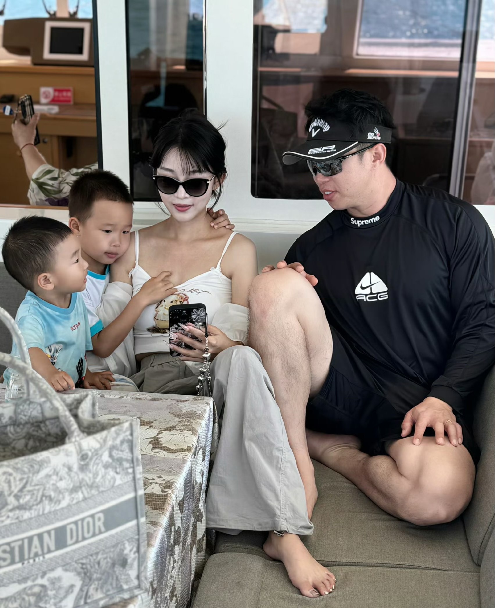 德云社烧饼妻子发布动态,展示多张合影,育有双子后依然容颜迷人