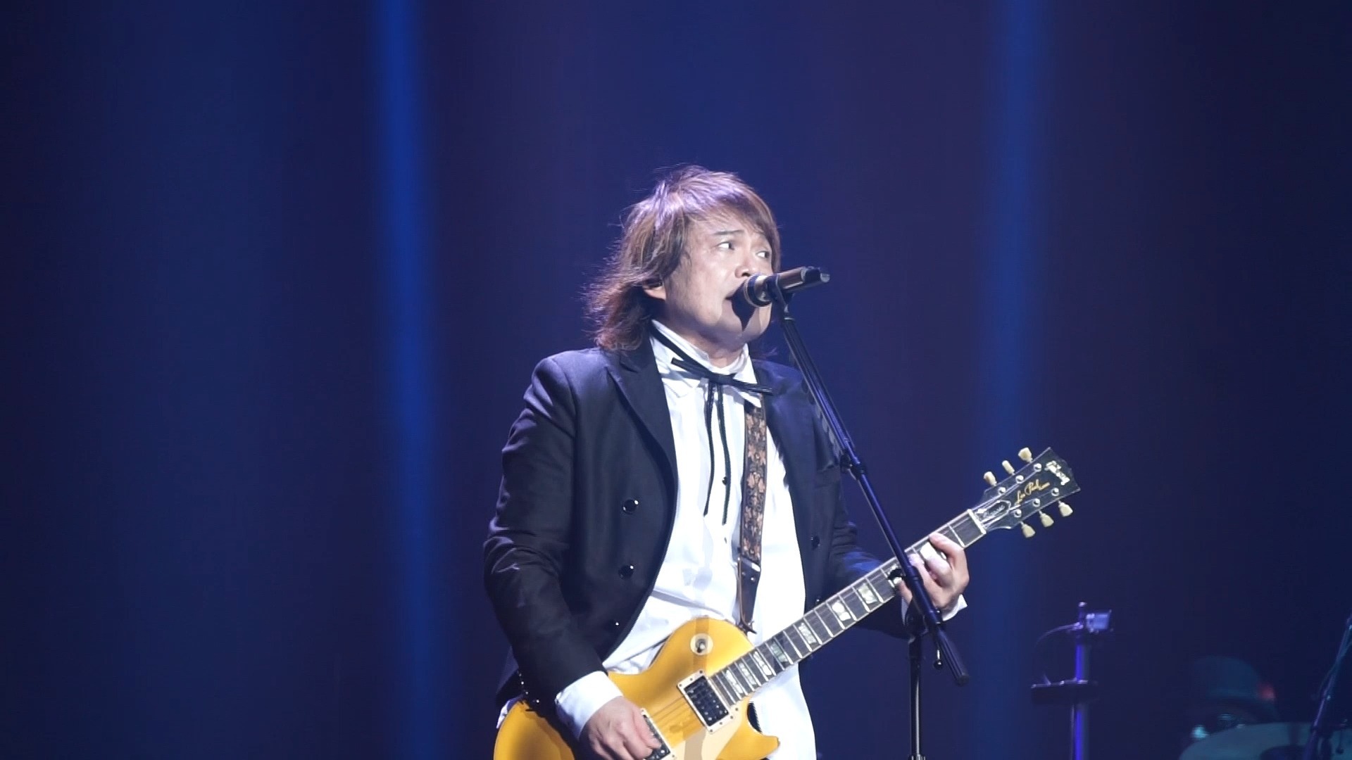 演唱会出现野生伍佰!本尊认证模仿者,观众看着也是分不明白