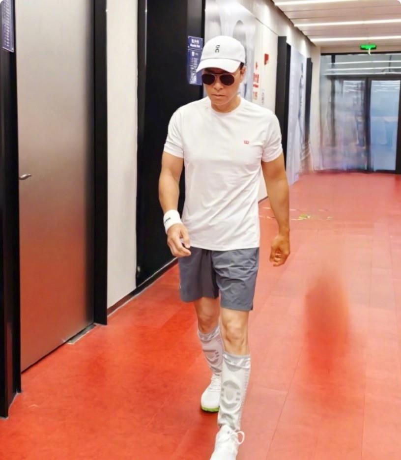 甄子丹首次亮相网球赛:妻子的腿,岳母的面孔,抢尽风头