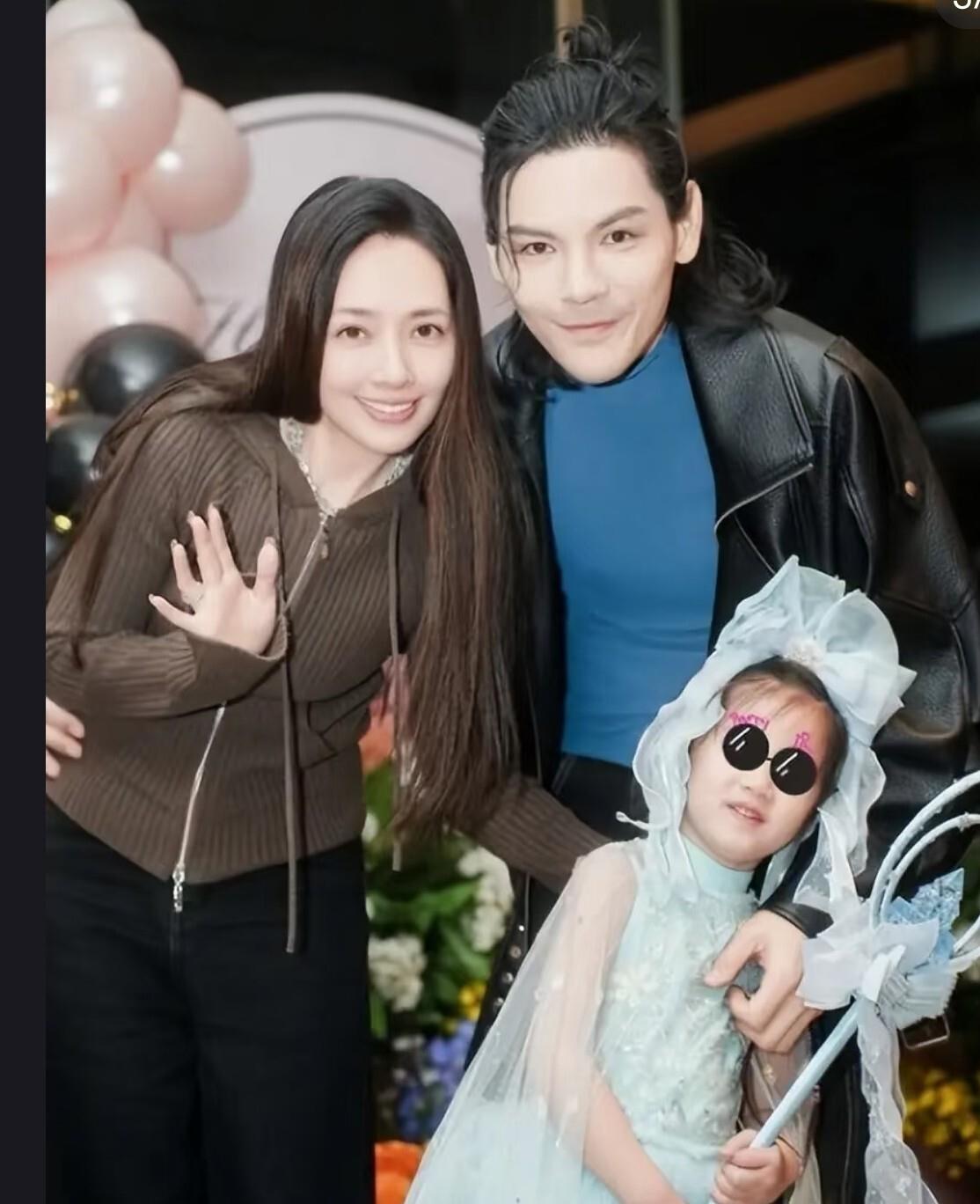 郭碧婷爸爸夜市批发玩具改口风替向太说话称自己占向家便宜