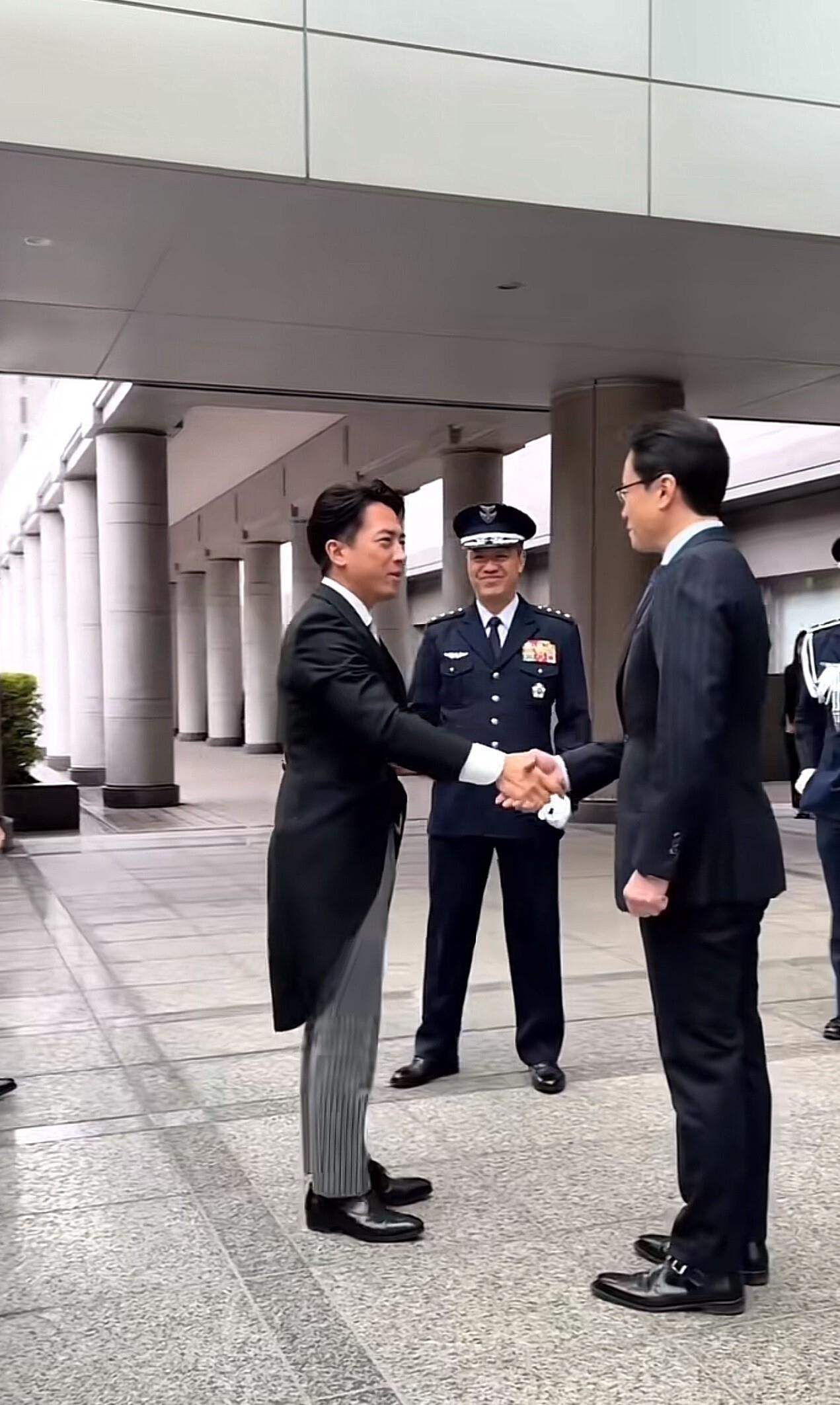 日本高市早苗内阁新任防卫省长前防卫相小泉纯也之孙首相小泉纯一郎