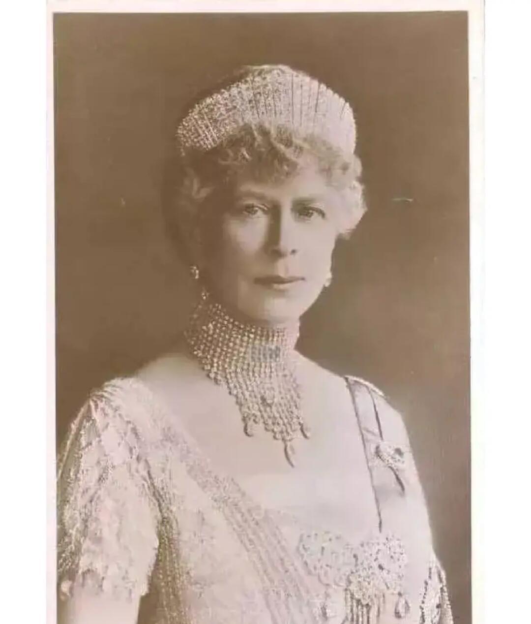 玛丽王后珠宝众多,待人宽厚缘何仅赠儿媳一条紧贴颈项的项链