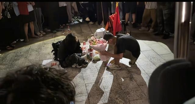 梧桐山表白现场女生低头刷手机 路人围观氛围尴尬