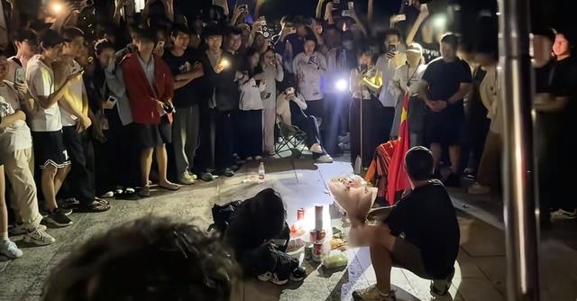 梧桐山表白现场女生低头刷手机 路人围观氛围尴尬