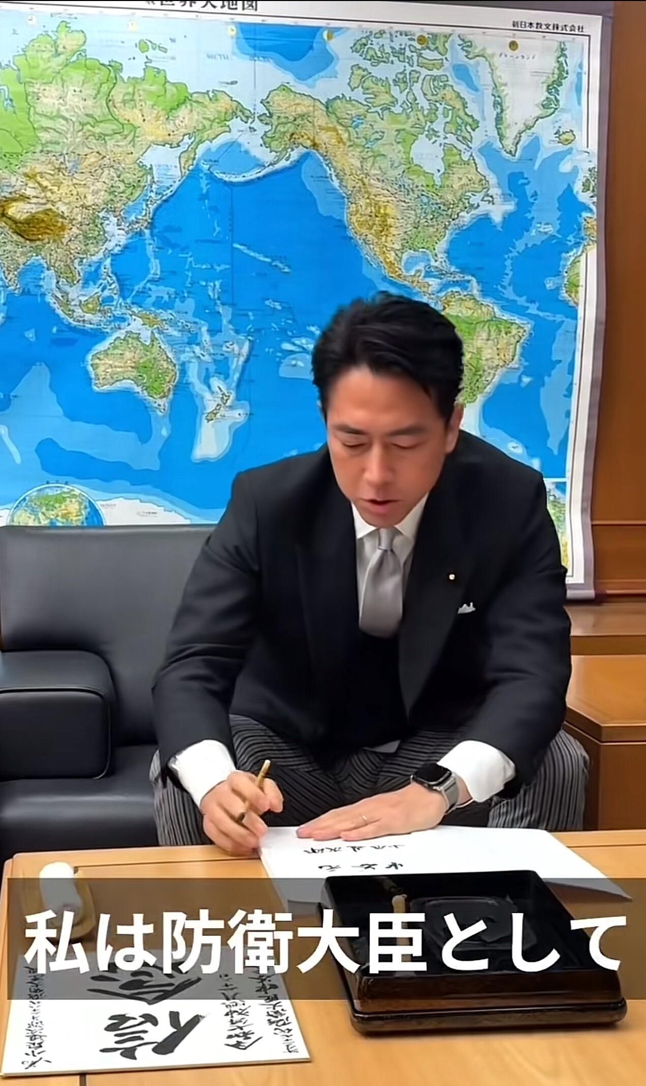 日本高市早苗内阁新任防卫省长前防卫相小泉纯也之孙首相小泉纯一郎