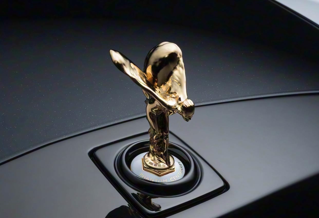 25台劳斯莱斯纯金车标现世,v12引擎还能撑多久?