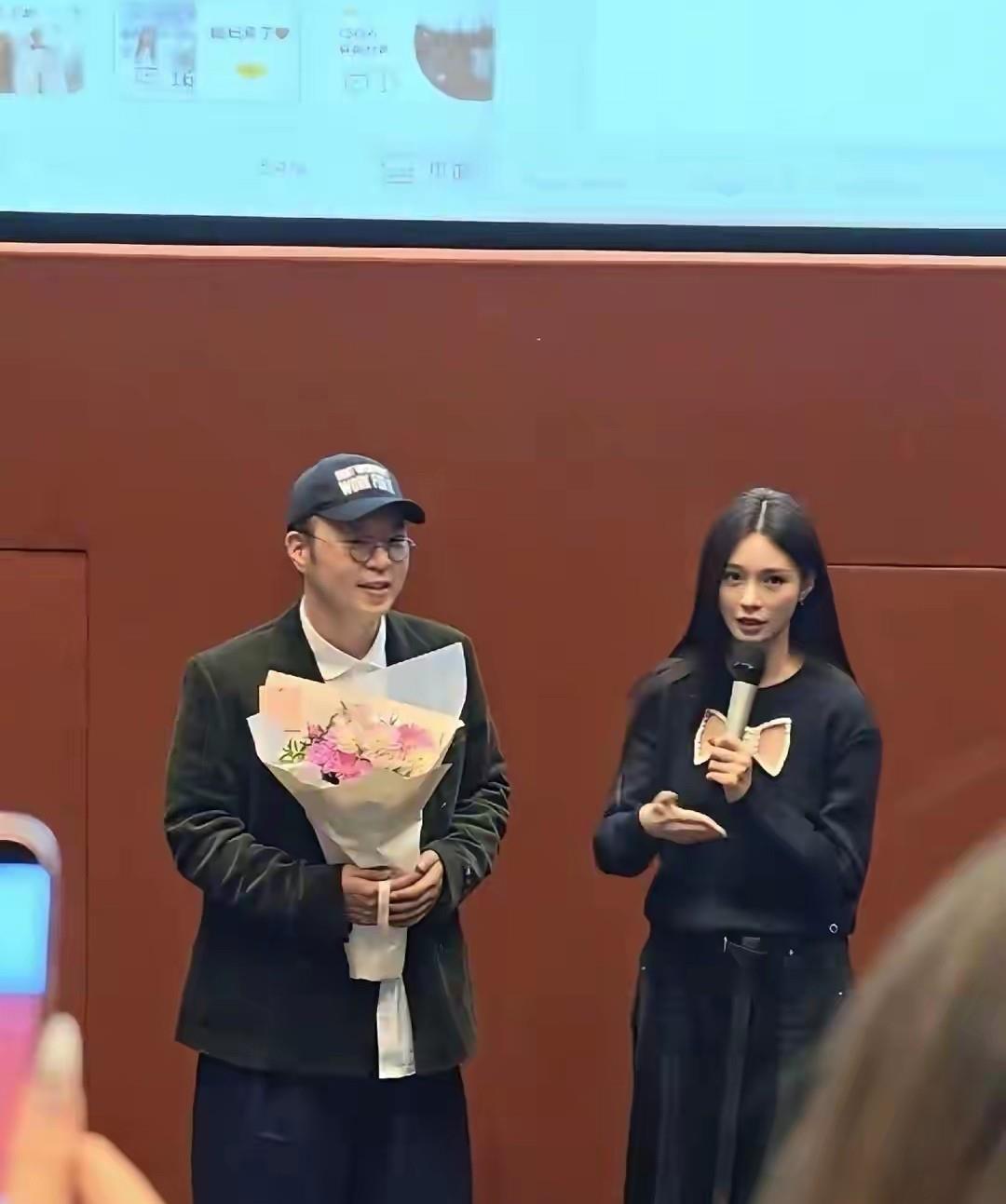 杜海涛伦敦演讲遭中断沈梦辰手持花束登台献吻现场尖叫震天