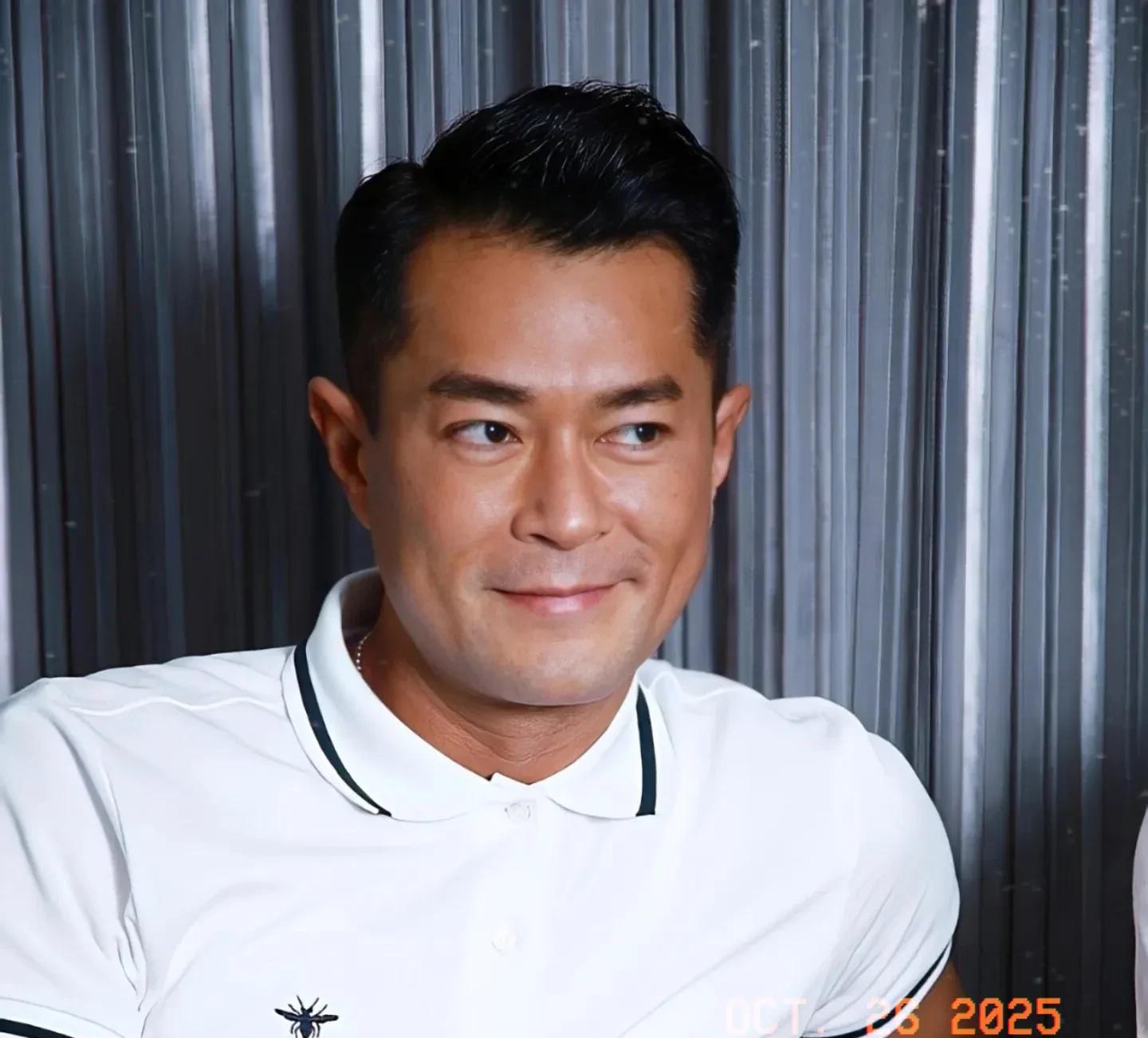 55岁古天乐马来西亚赛车现场被偶遇,网友夸发型乌黑亮丽颜值回春