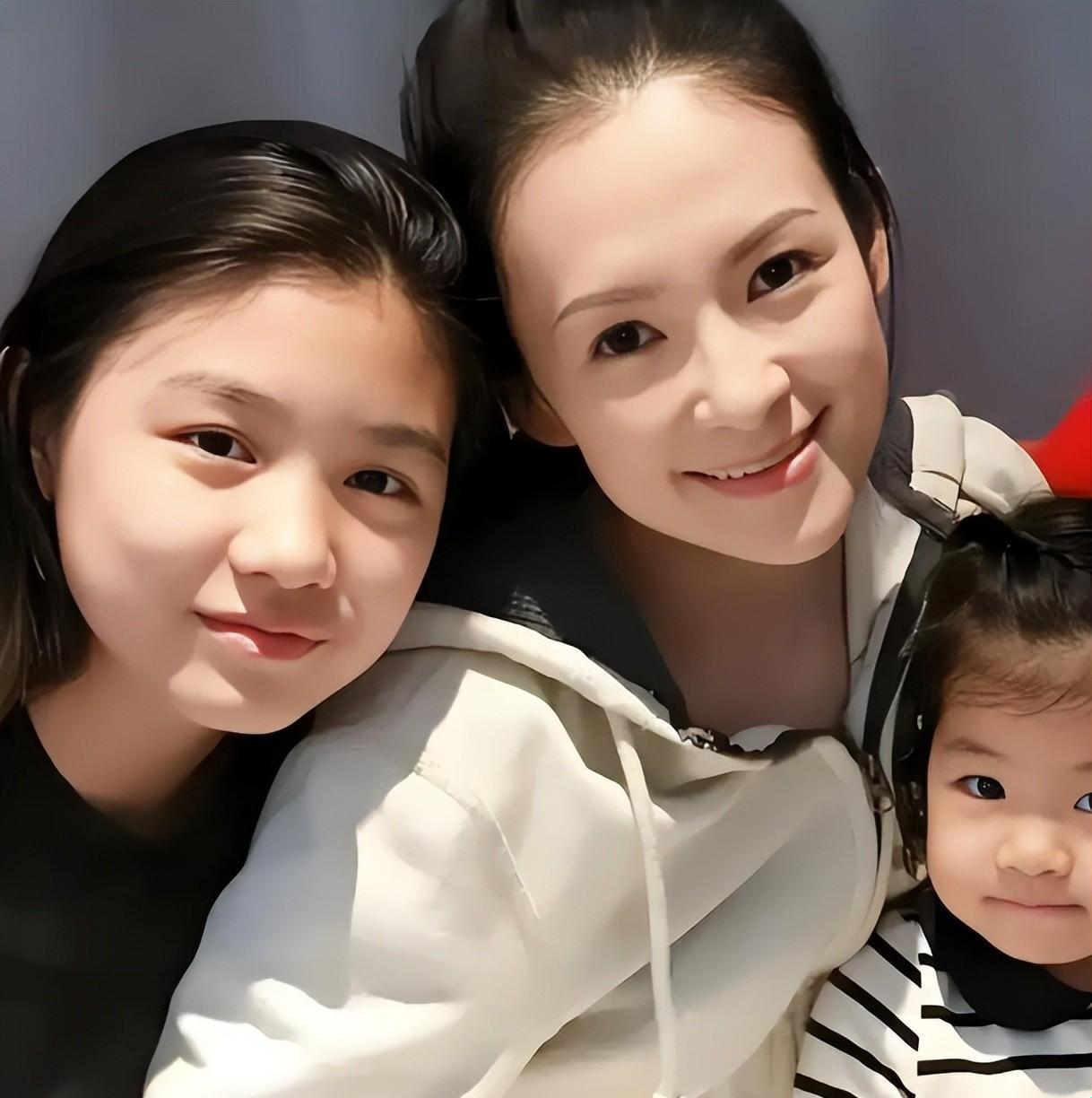 章子怡机场那个动作之后所有人都看向了汪峰大女儿小苹果她的反应