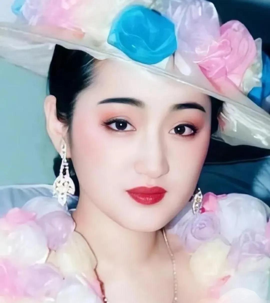 杨钰莹罕见旧照,宛如画中仙从画纸飘出,是你的心中明月吗