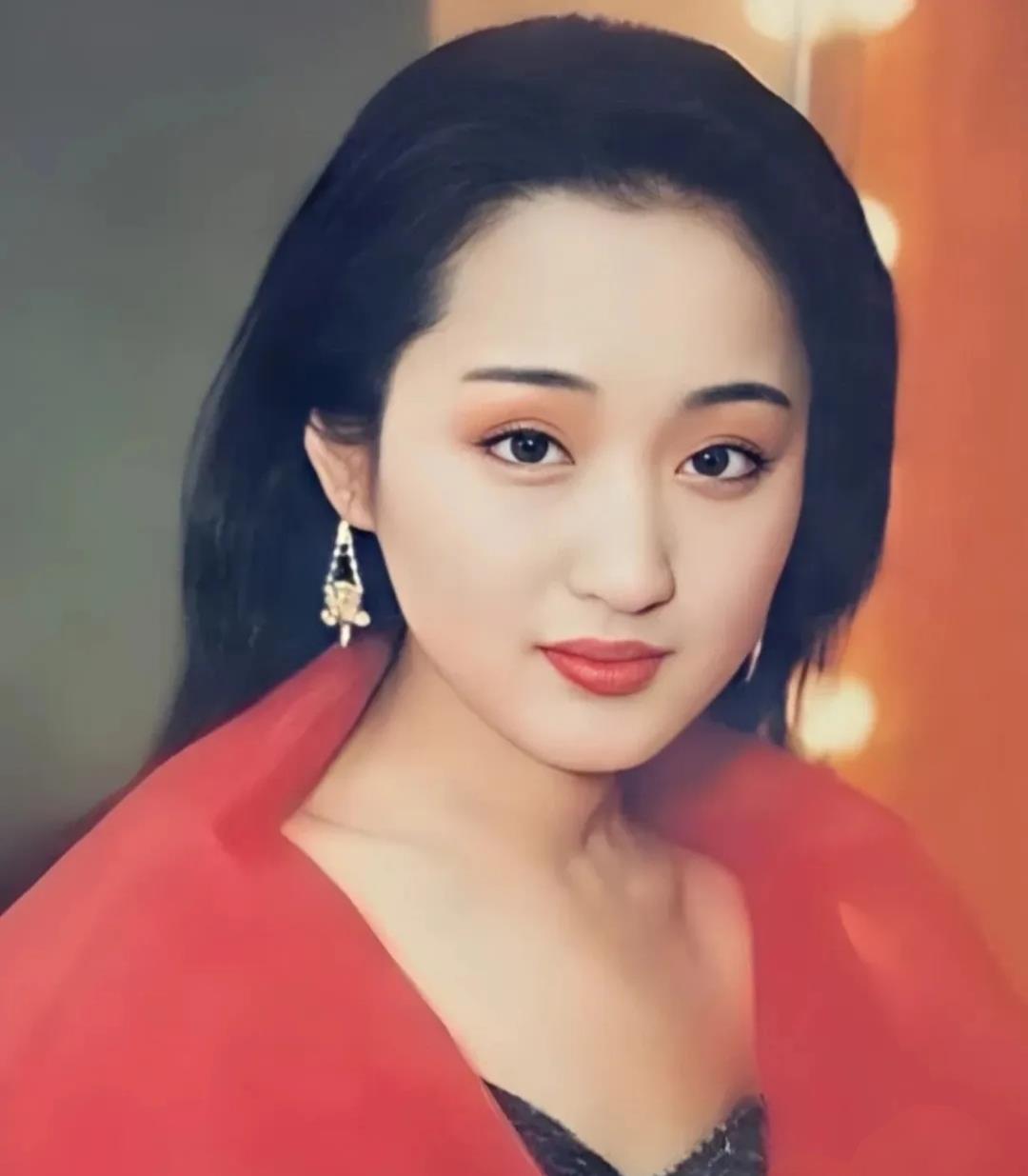 杨钰莹罕见旧照,宛如画中仙从画纸飘出,是你的心中明月吗