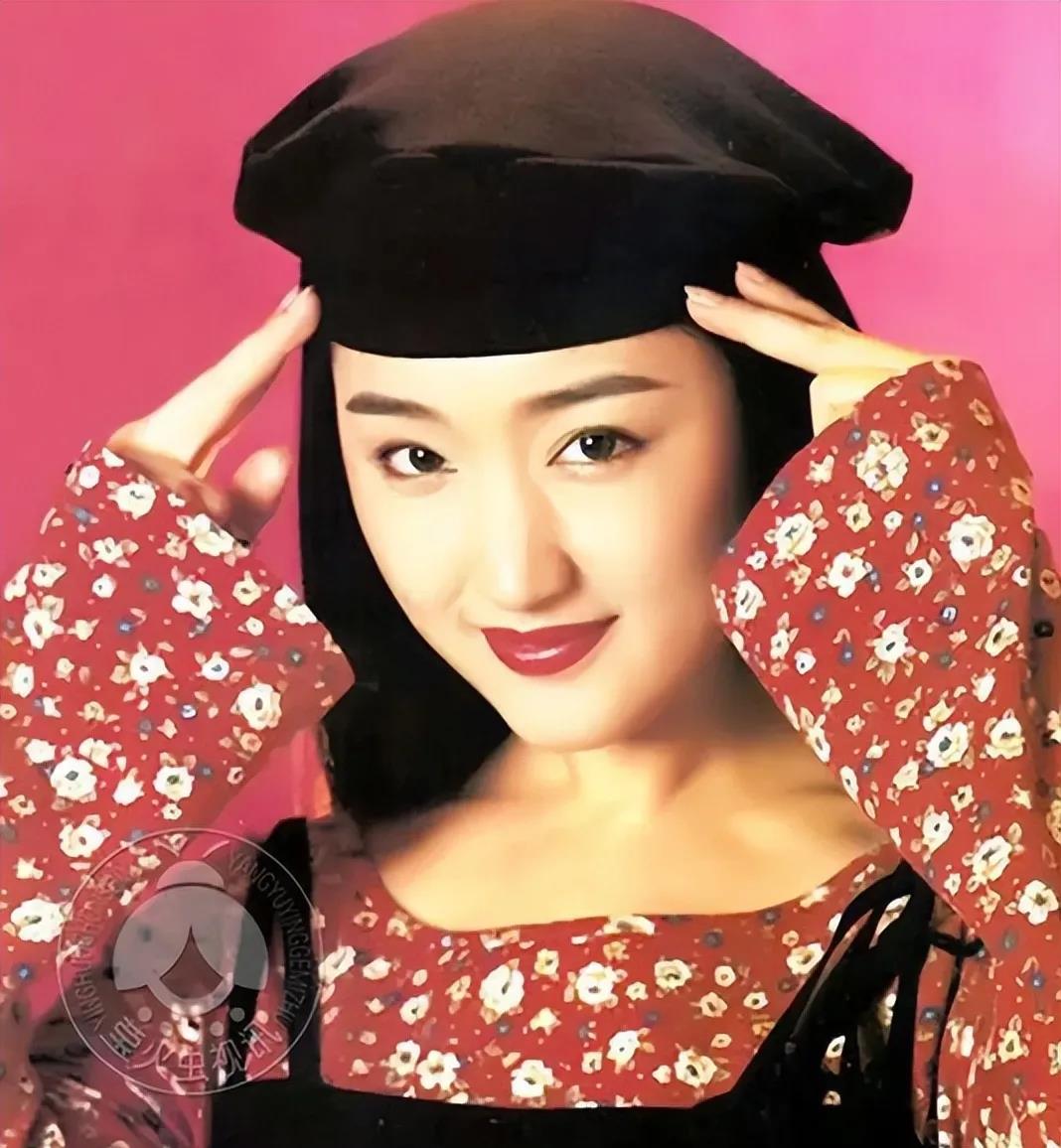 杨钰莹罕见旧照,宛如画中仙从画纸飘出,是你的心中明月吗
