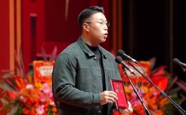 烧饼打高尔夫,郭德纲这盘棋下得有多大?