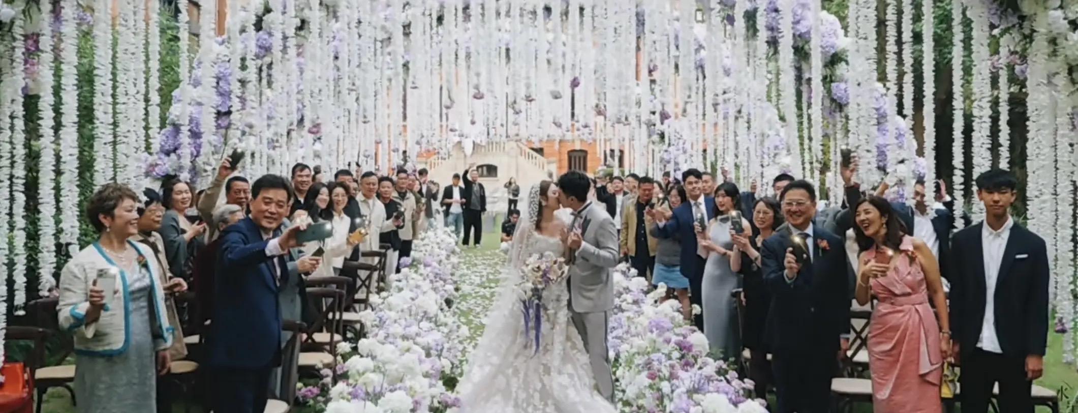 李嘉欣出席继子婚礼被喊"妈咪",新娘敬茶场面温馨,15岁儿子罕见现身