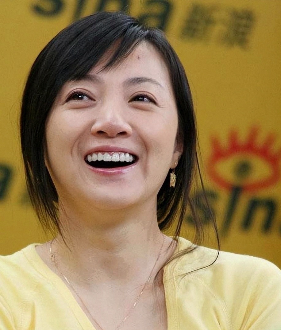 五登春晚的金玉婷被流言撕扯,与金越暧昧被疯传,插足被放大,迟到五