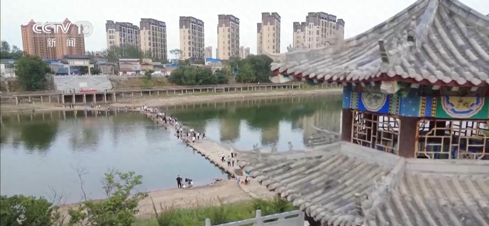 河南省襄城北汝河水位持续回落,古老千年汝水虹桥雄伟桥身重现水面