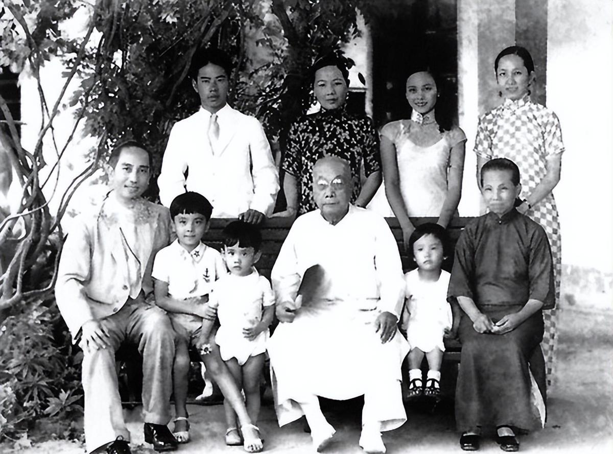 深夜回家妻子不给开门,37岁黎铿在公园徘徊片刻后,选择投湖自尽