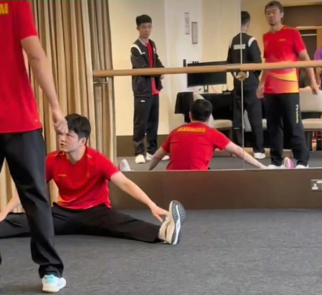 从"慵懒热身"到"劈叉狂魔"!樊振东的蜕变背后,藏着国乒最强的生存哲学
