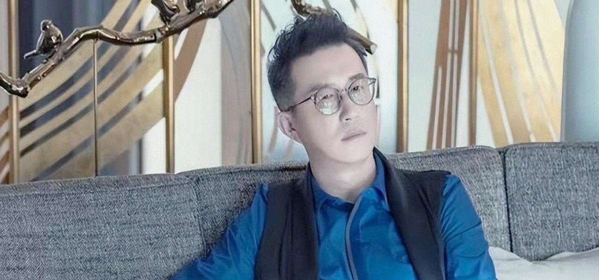 从《非你莫属》毒舌老板到珠宝圈边缘人,沈东军因出轨生子,背刺亲家