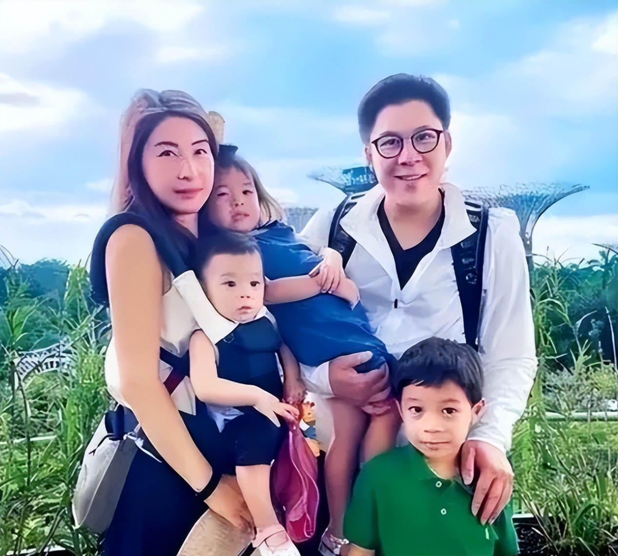 2013年郭晶晶诞下长子霍中曦,90岁太奶奶吕燕妮,由孙子搀扶着前往探望