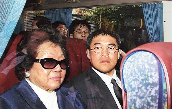 九旬霍吕燕妮赴医院 欣喜探望郭晶晶与新生重孙